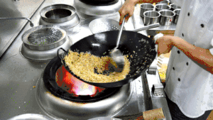 厨师长教你：“酱油炒饭”的家常做法，里面满满的小技巧，很受用的做法 步骤19