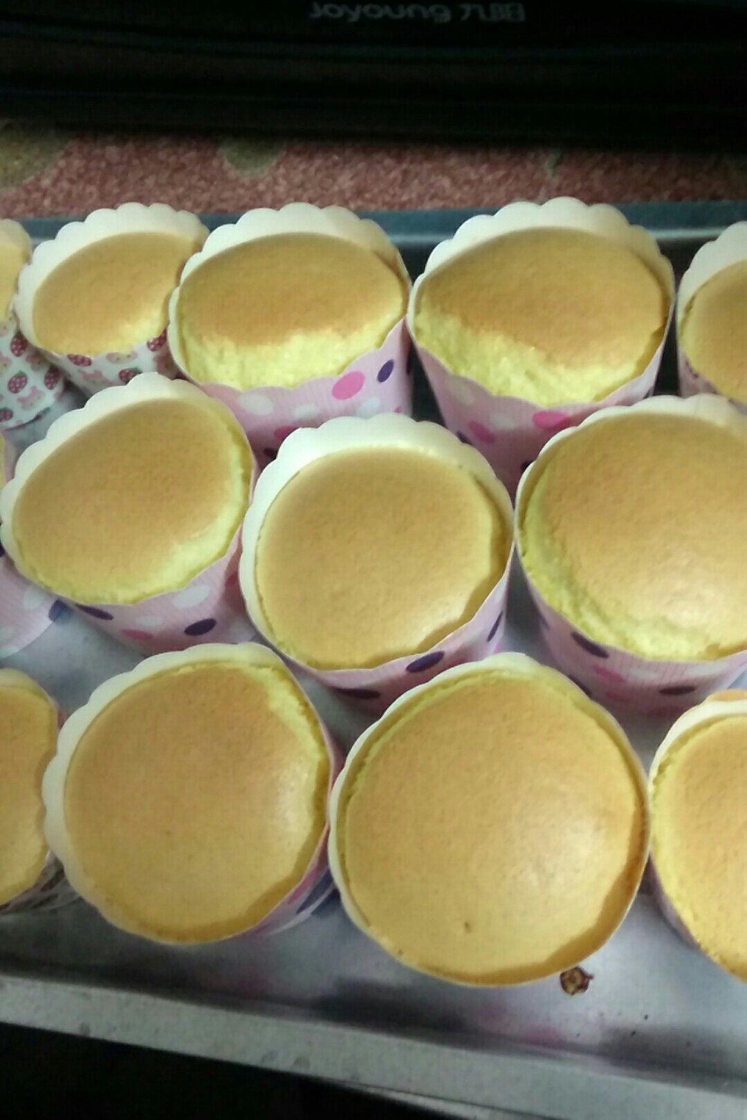 软绵绵戚风纸杯蛋糕