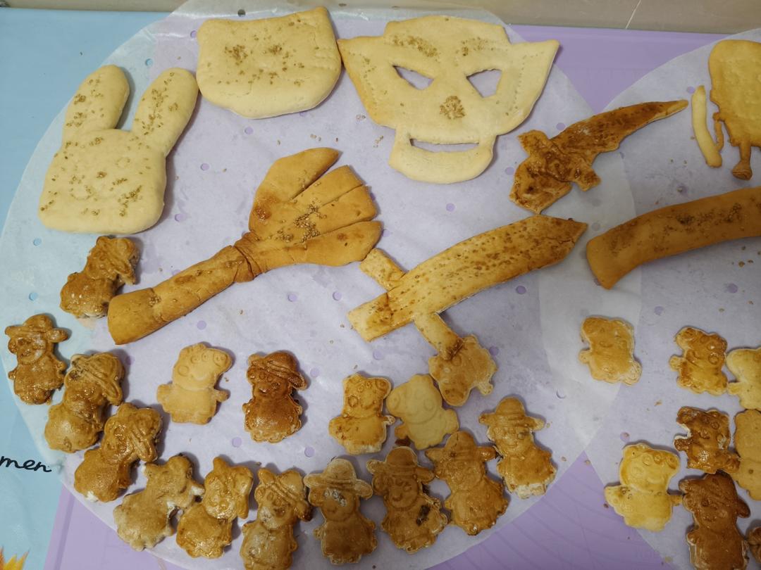 小朋友追捧的网红造型烧饼金铲铲拉布布奥特曼