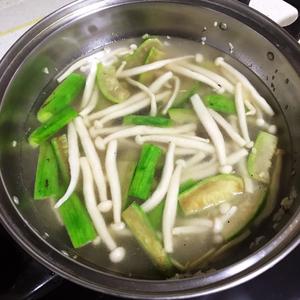 海鲜菇肉丝汤的做法 步骤17