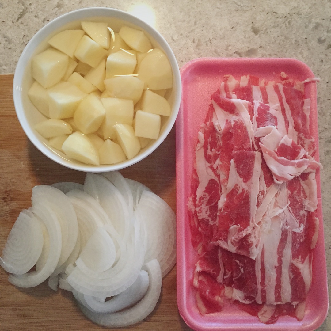 『思い出の料理』日式土豆炖牛肉的做法 步骤1