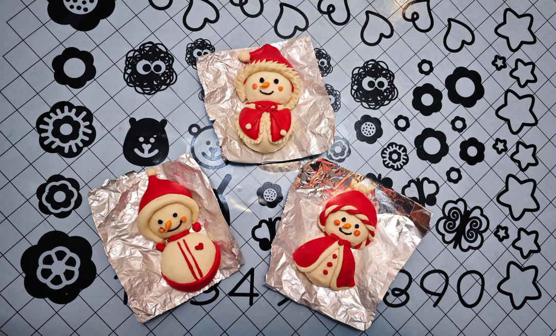 圣诞雪人卡通馒头系列（三）~带红斗篷的雪人