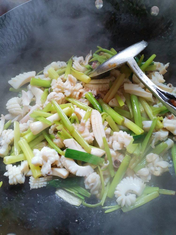 芹菜炒墨鱼