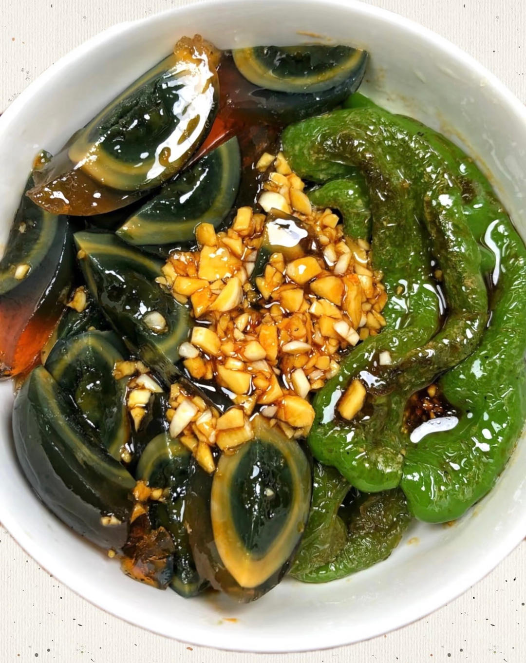 擂辣椒皮蛋的做法