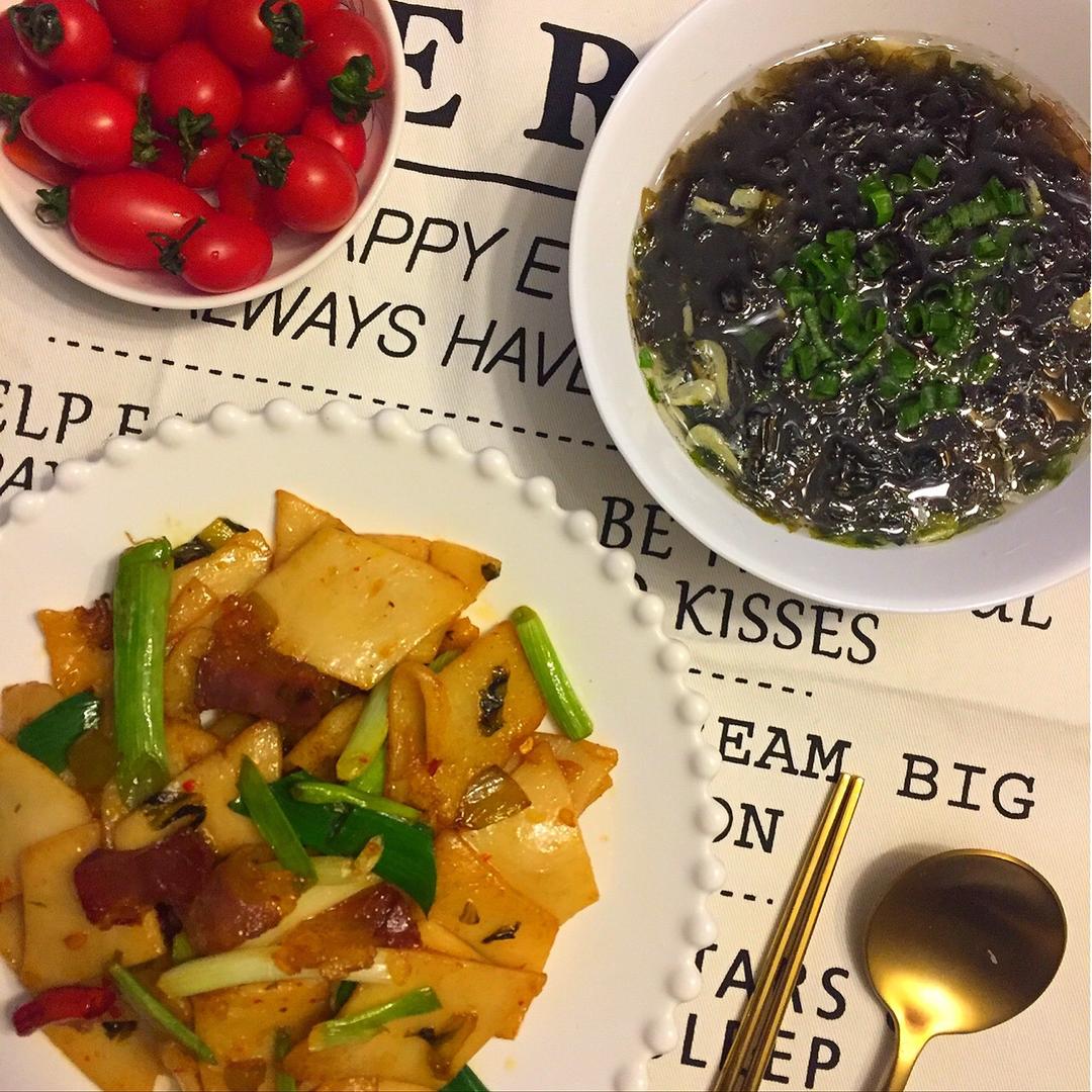 滇味鸡枞腊肉炒饵块