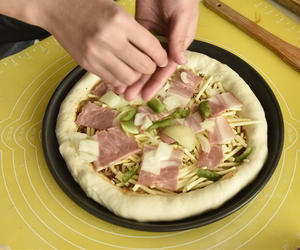 芝心培根肉披萨（最完整步骤，适用所有口味披萨面团））的做法 步骤12