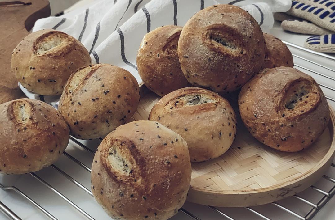 隔夜冷藏发酵 法式小餐包黑芝麻欧包的做法
