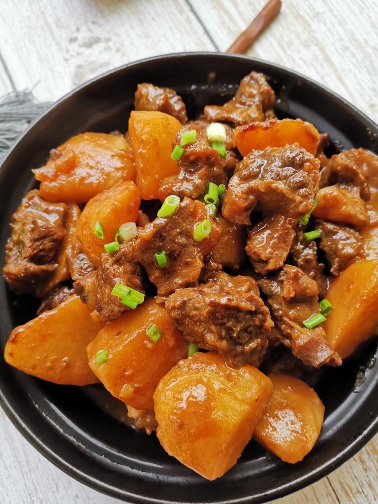 酱汁浓郁土豆焖牛腩的做法