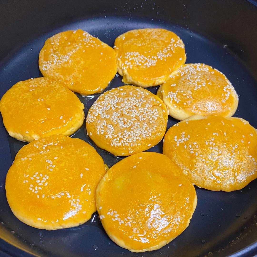 一口爆浆的南瓜饼