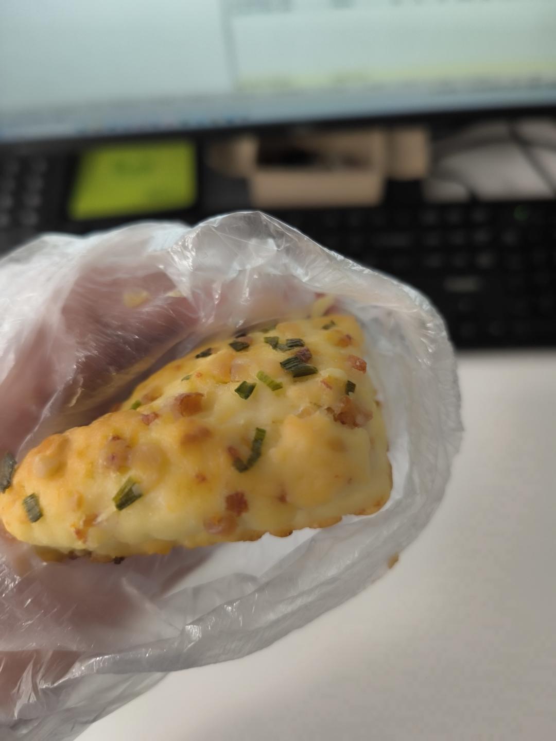 巨好吃‼️外表酥脆内里柔软‼️香蒜脆肠司康