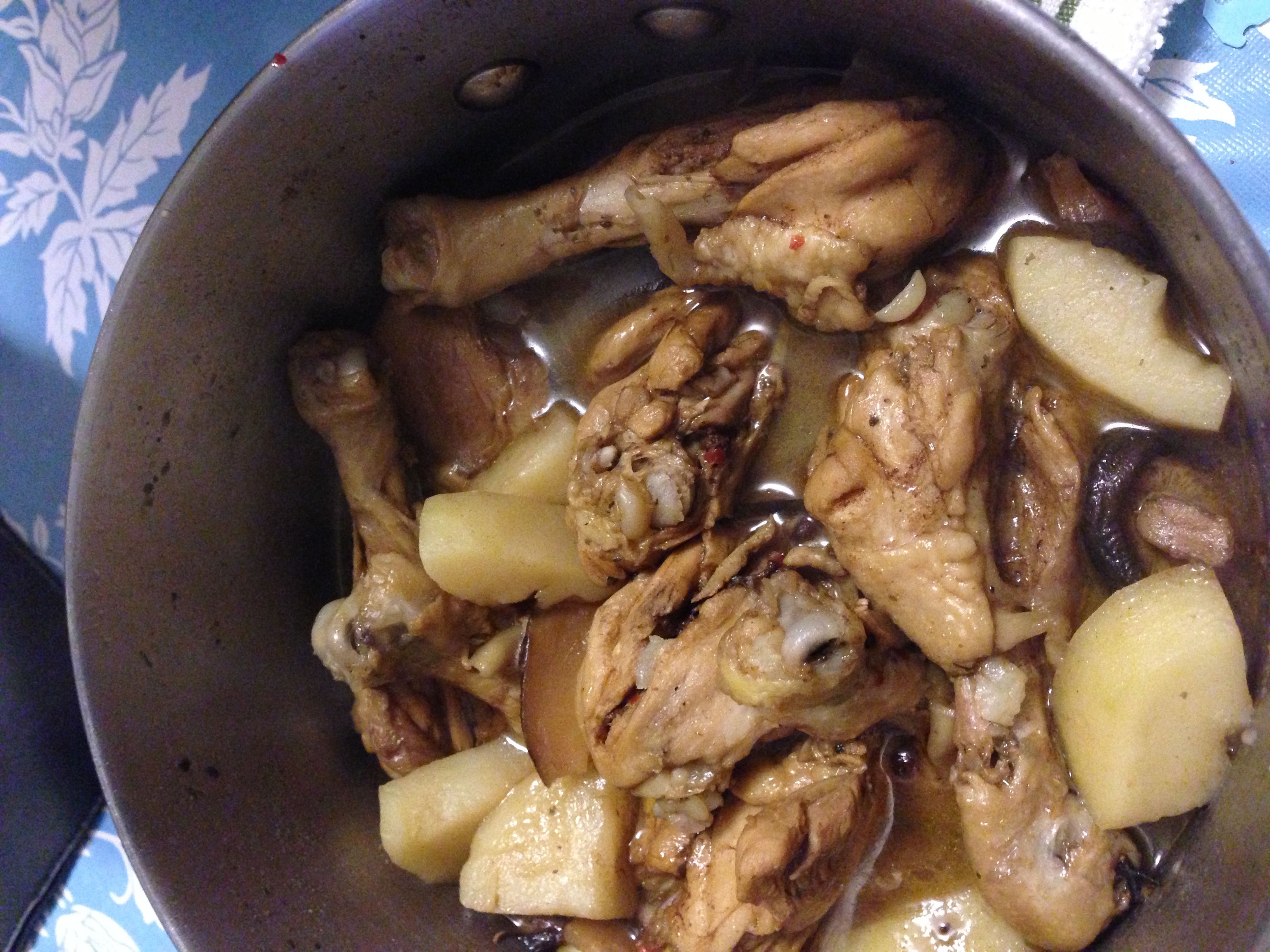 香菇土豆炖鸡肉