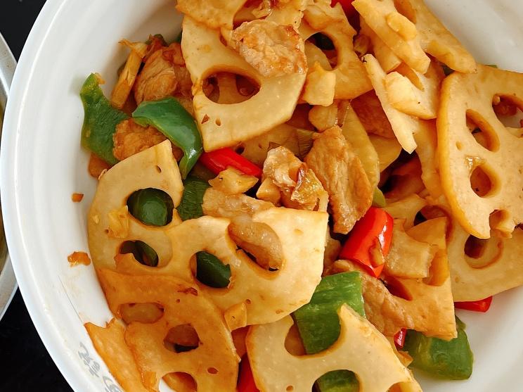 用料藕片炒肉的做法猪肉用生抽,料酒腌一下,更入味锅中加油烧热,放入