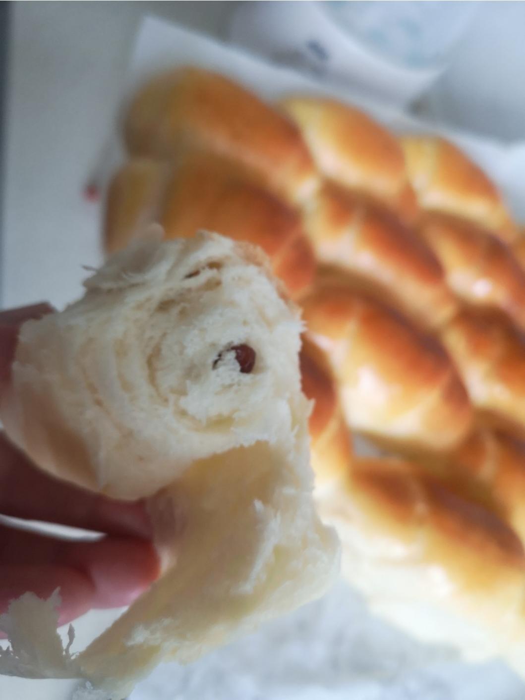 又香又软又拉丝，咬一口奶香十足！超治愈的淡奶油波兰种小餐包