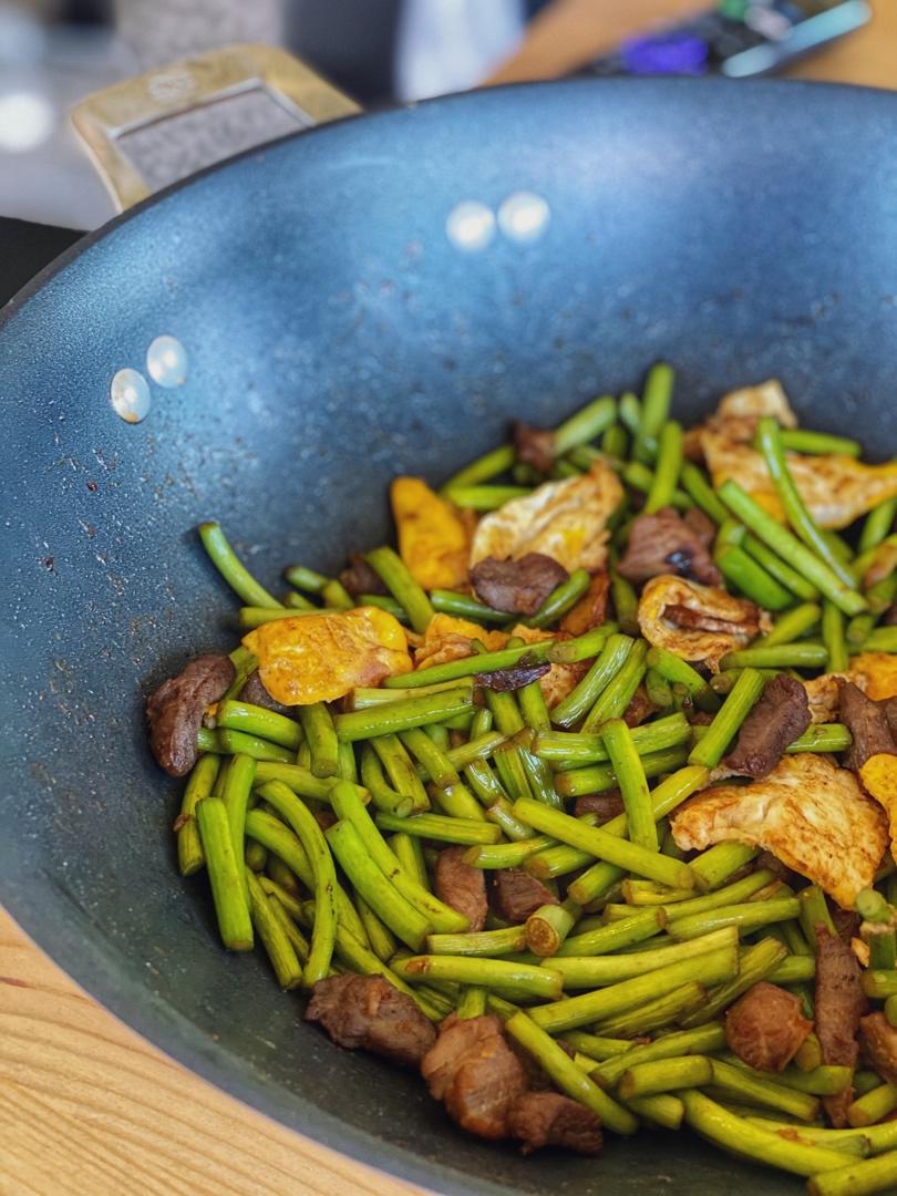 蒜苔炒肉-新手下厨 Fried Pork & Garlic