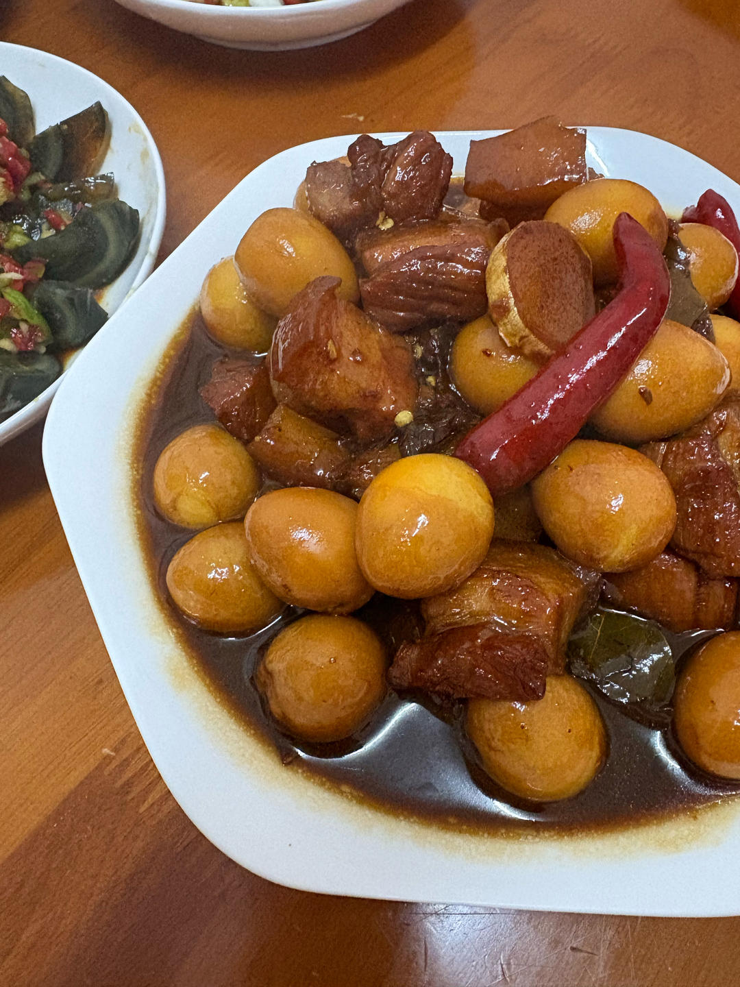 红烧肉炖鹌鹑蛋