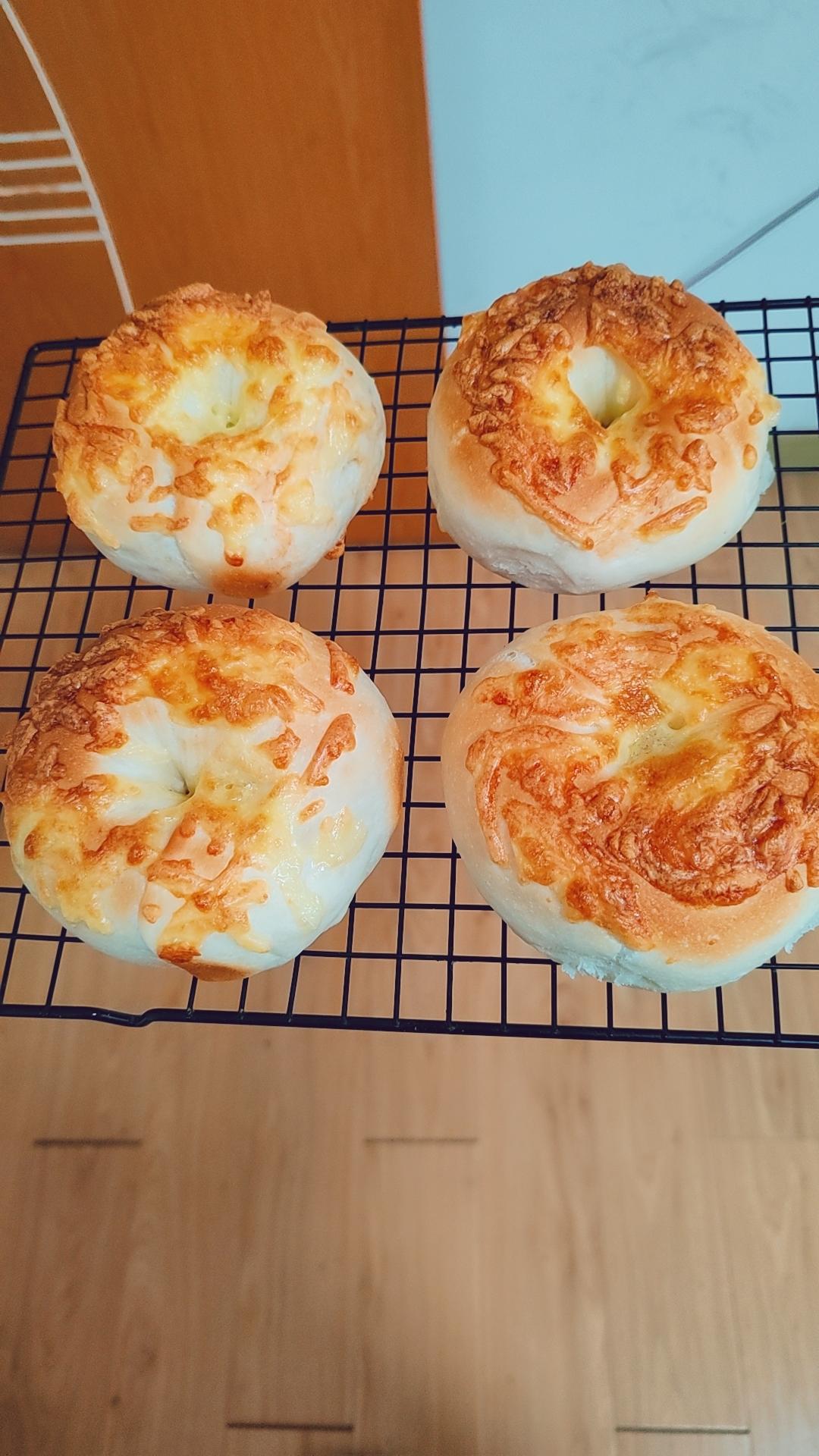 更适合大众口味，肉松芝士软贝果