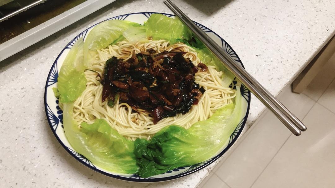 开洋葱油拌面
