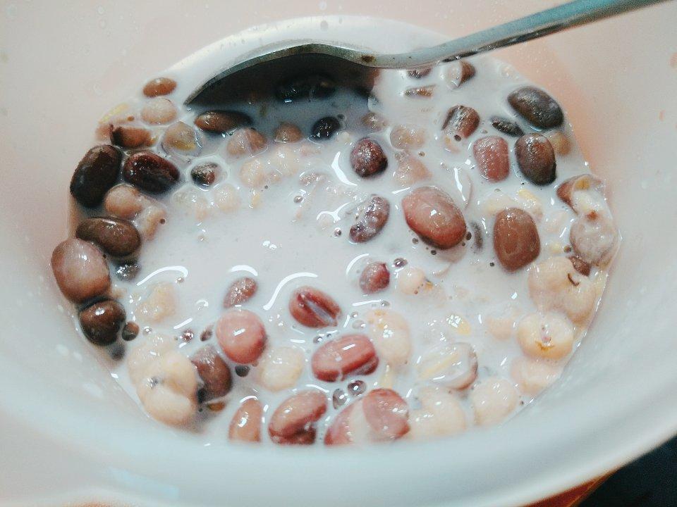 红枣红豆薏仁牛奶粥