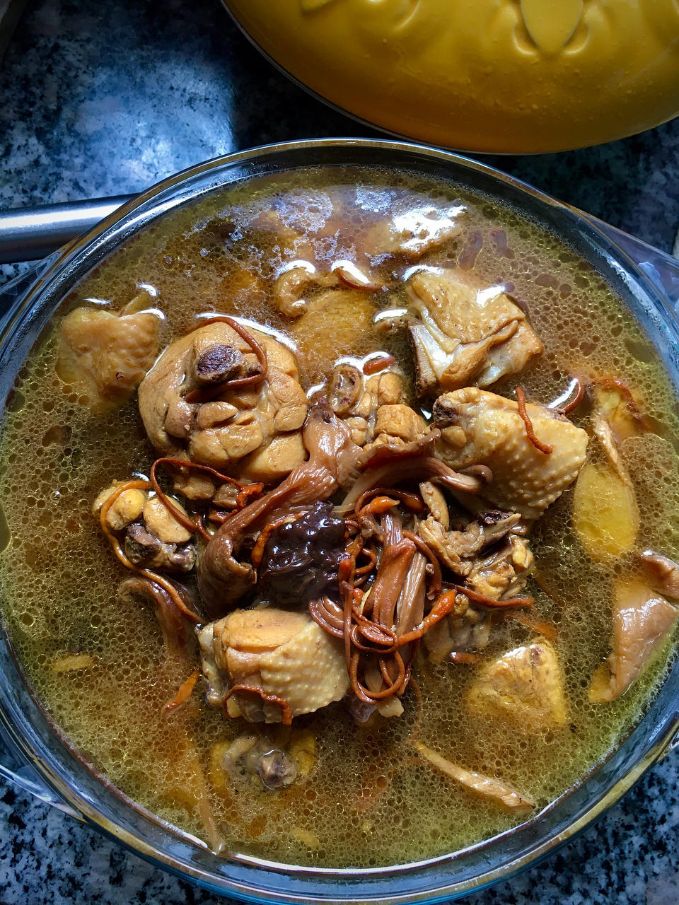 蔚蔚的蔚做的简单美味的菌菇鸡汤