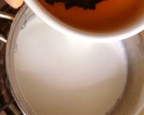自制黑糖珍珠奶茶的做法 步骤2