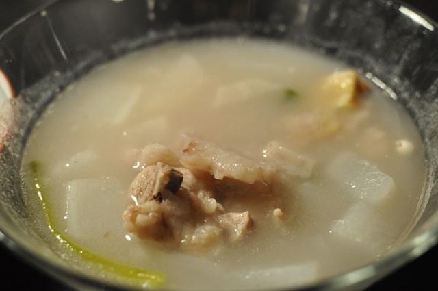 芋头排骨萝卜薏米汤的做法