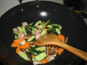 香菇肉片炒青瓜的做法 步骤6