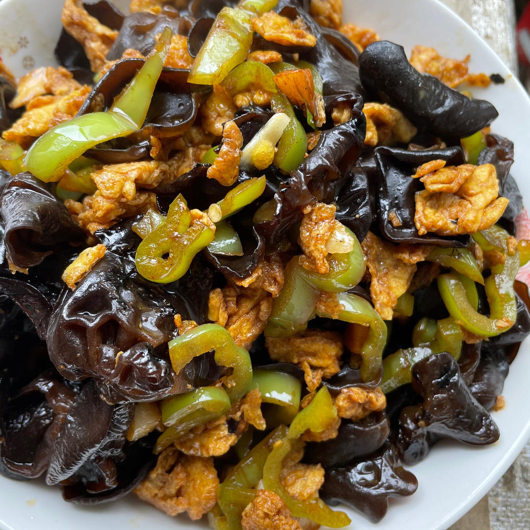 黑木耳青椒炒鸡蛋（营养又下饭）