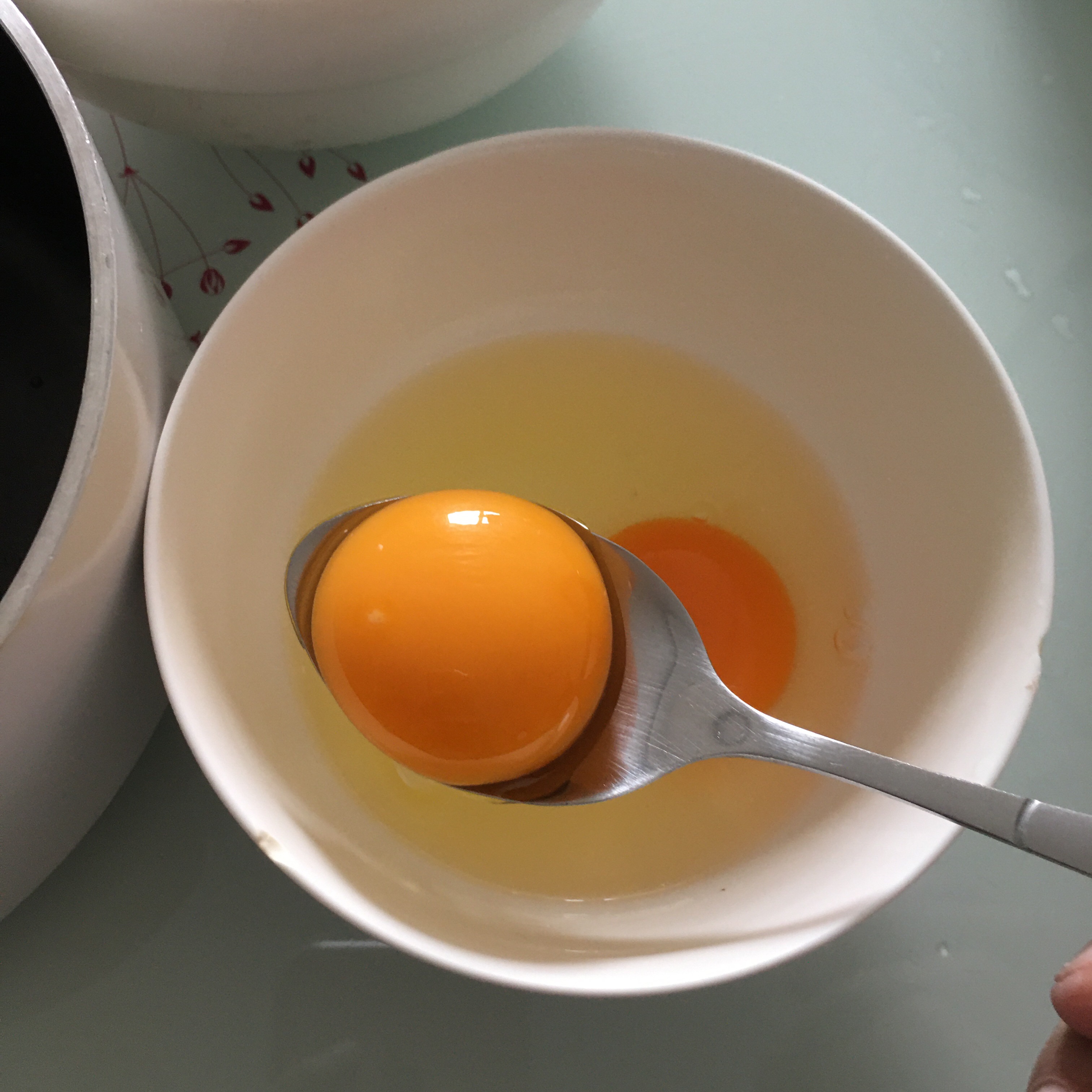 只需蛋/面粉/酸奶/勺子/碗筷的懒人蒸蛋糕的做法 步骤2