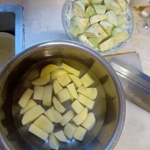 清淡少油版土豆炖茄子的做法 步骤1