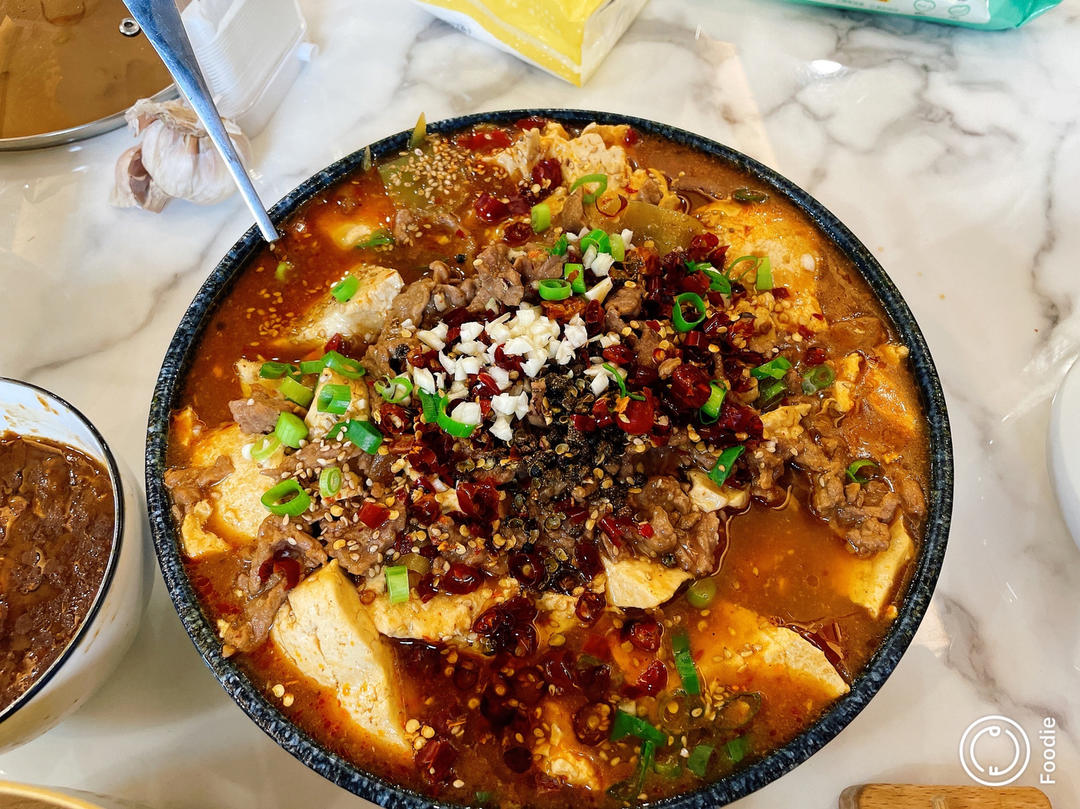 厨师长教你：“豆花水煮牛肉”做法，牛肉麻辣鲜香，豆花嫩滑入味
