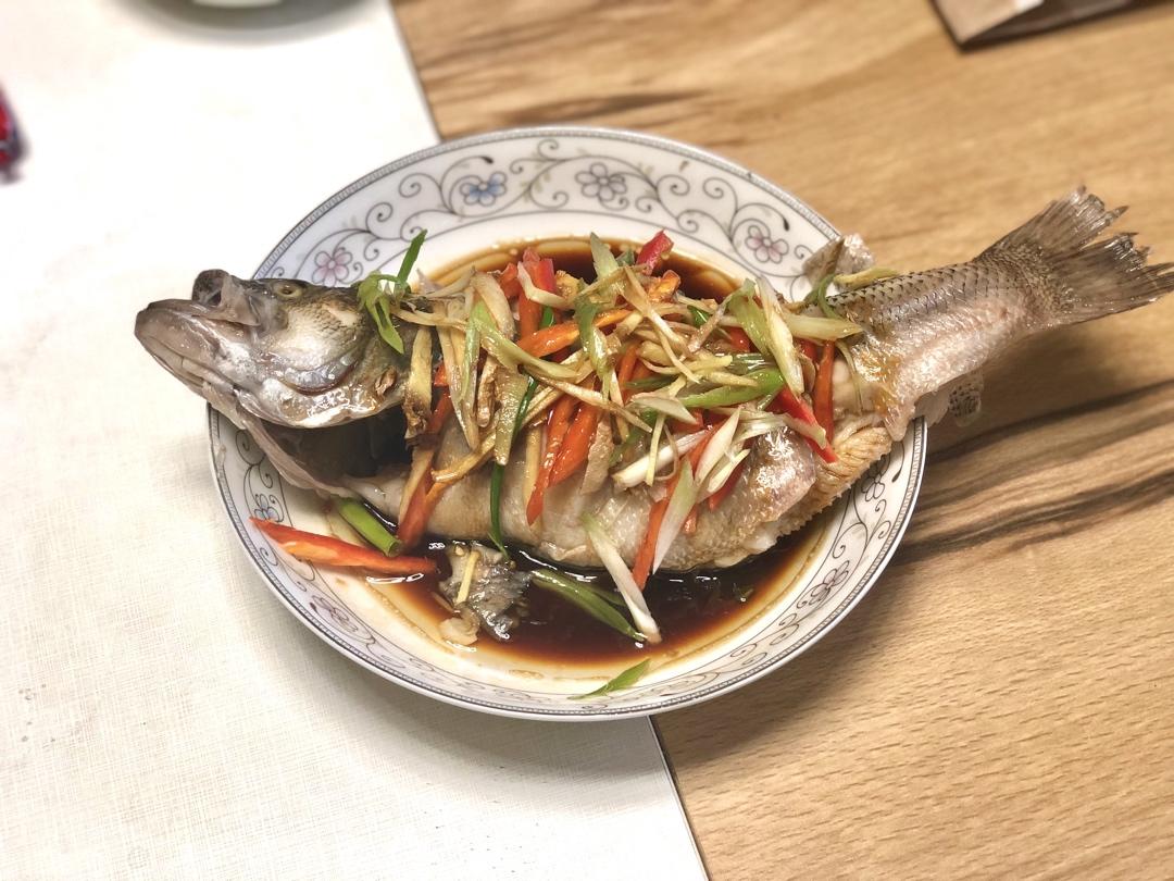 清蒸鲈鱼的简单家常做法