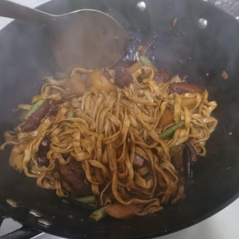 排骨豆角焖面（干、湿两种，这是偏干、劲道的做法）