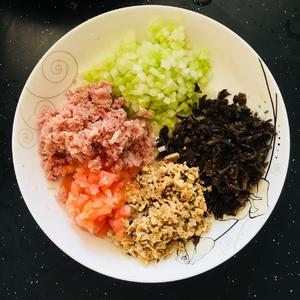 黄瓜木耳西红柿鸡肉牛肉水饺的做法 步骤1