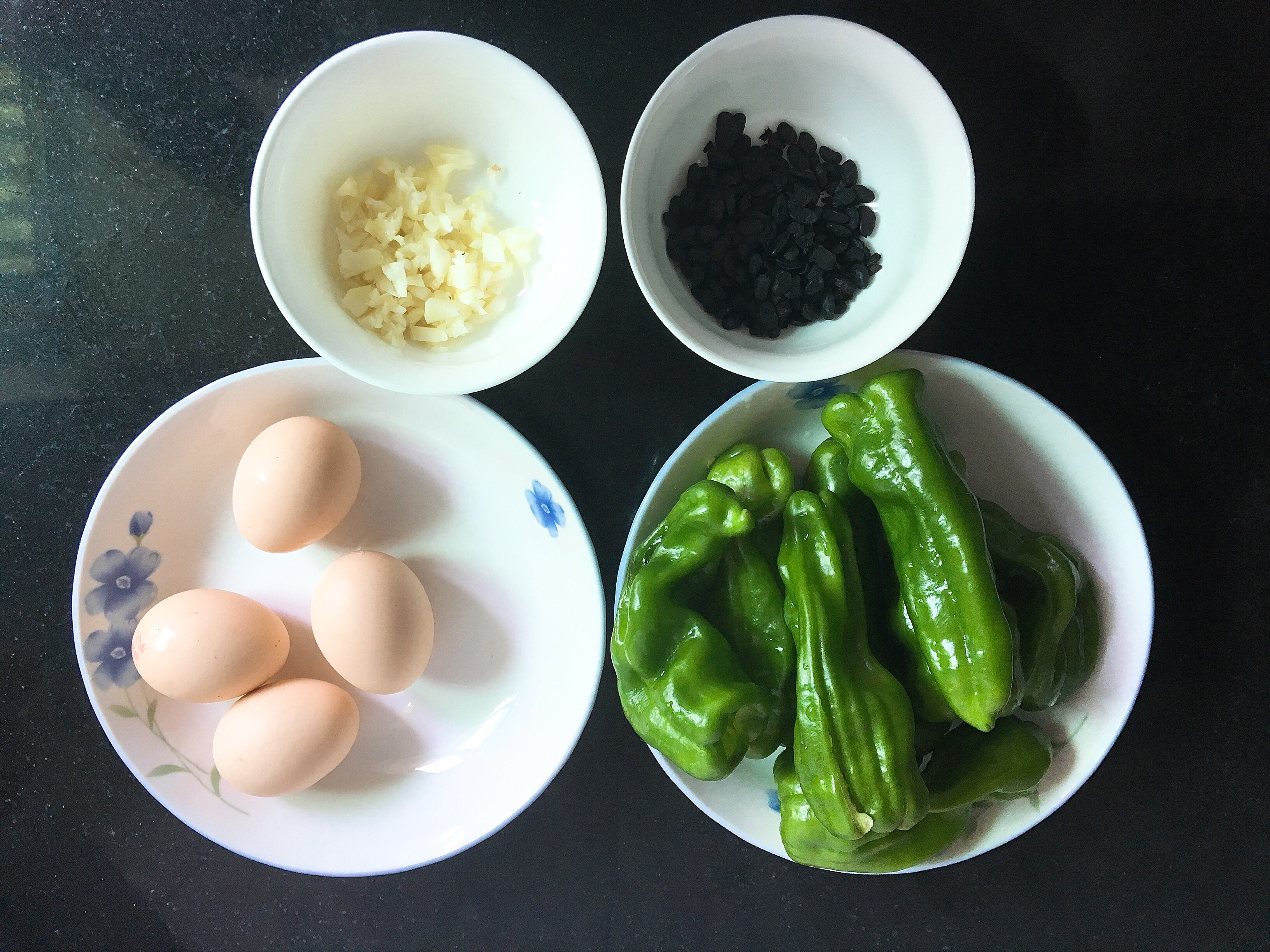 虎皮青椒爆荷包蛋的做法 步骤1