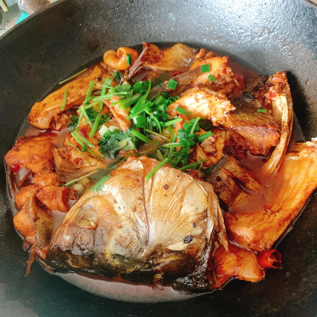 铸铁锅家常菜—鲢鱼煲