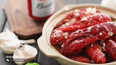 大概是这个夏天里，你最期待的一道美食吧——蒜泥小龙虾的做法