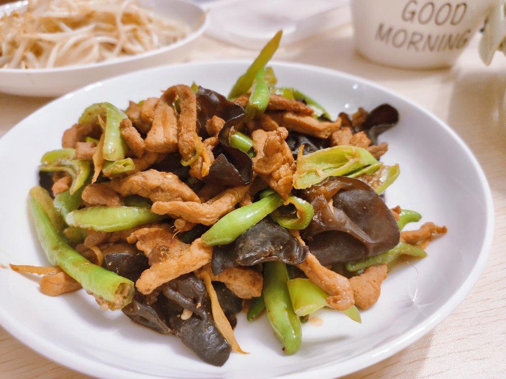 青椒肉丝炒木耳，配两碗饭都不够～