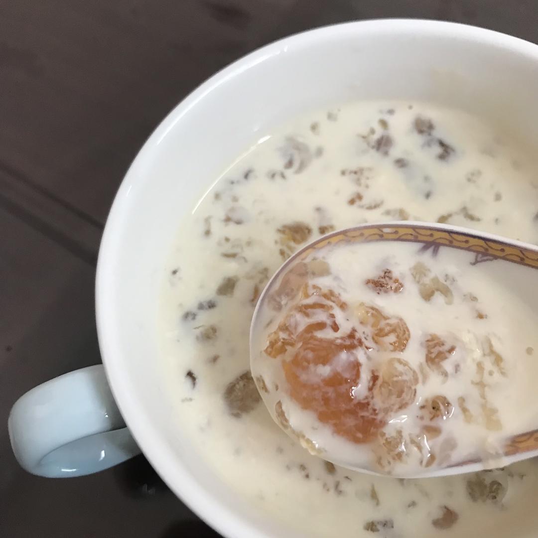 牛奶炖桃胶