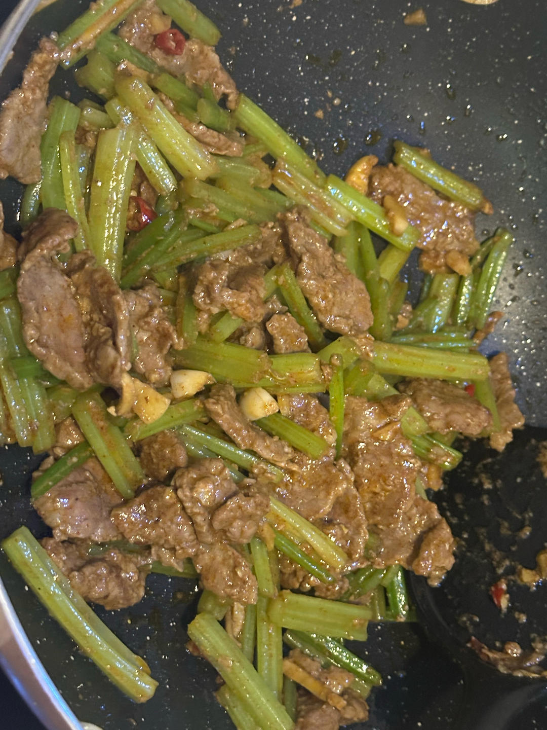 下饭神器又来了，试试这道芹菜炒牛肉！！