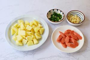土豆火腿焖面的做法 步骤2