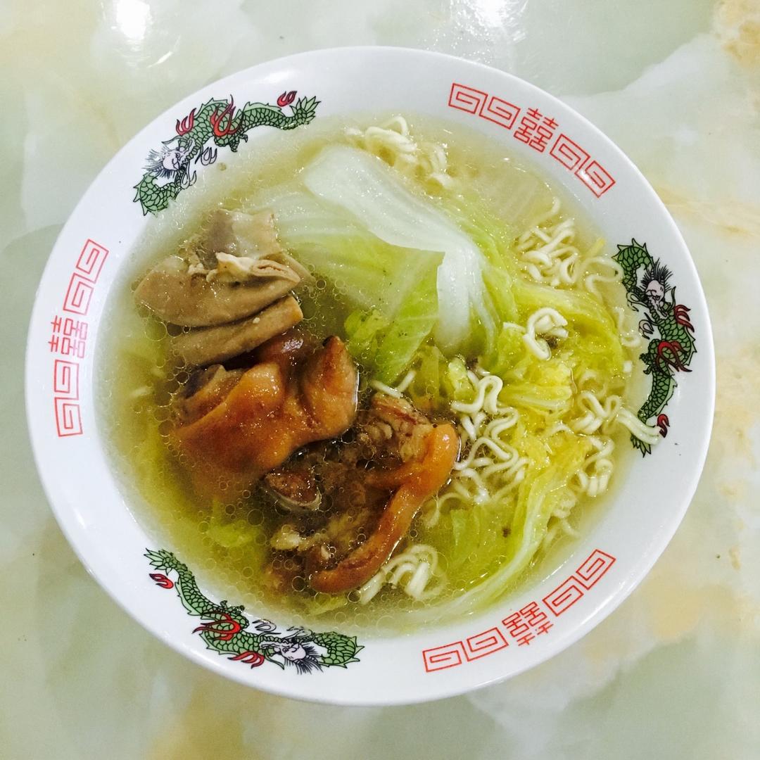 卤猪手，粉肠