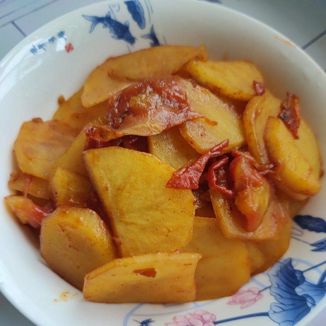 土豆炒西红柿。黄金搭档。营养又健康，简单又美味。