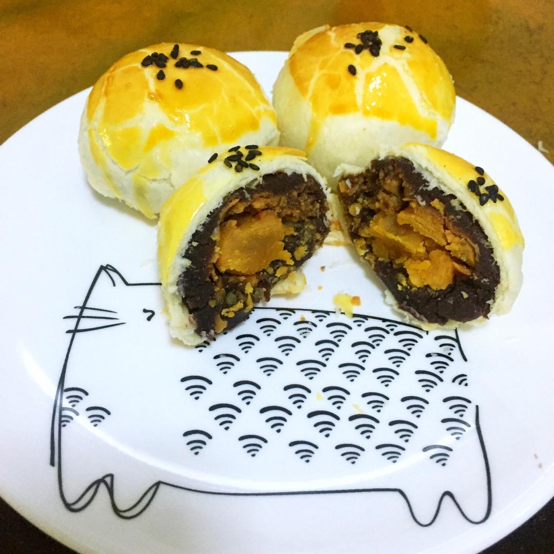 蛋黄酥 Danhuangsu