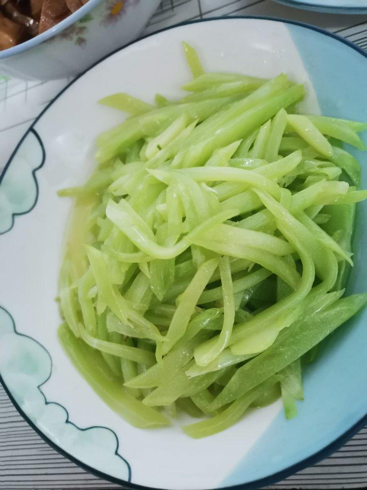 清炒莴笋丝