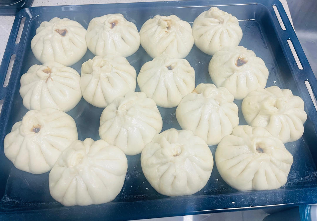 松软多汁的肉包子