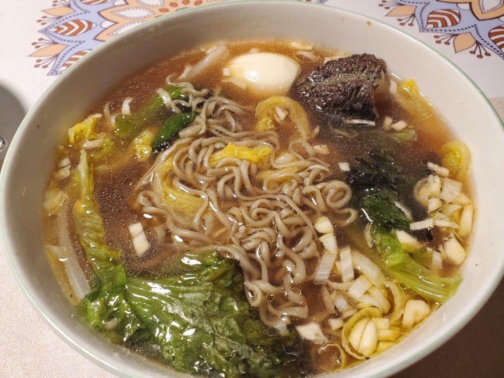 一碗清汤面 🍜 —— 秋日里的治愈系