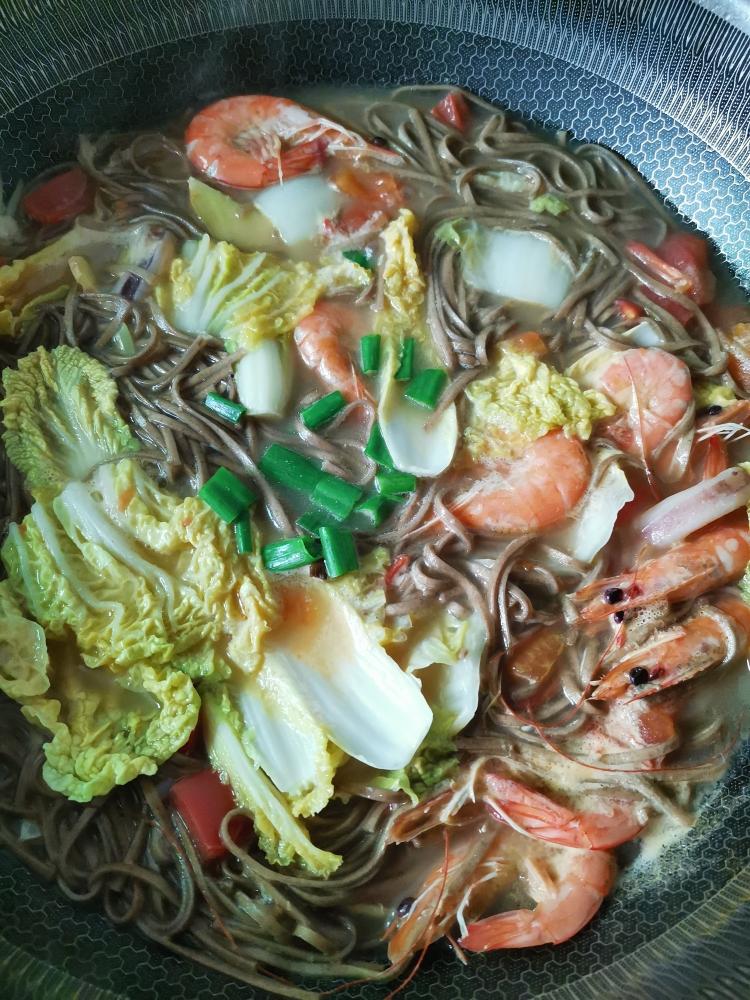 鲜虾荞麦面的做法