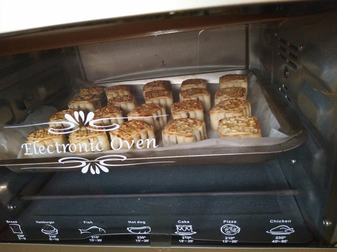 广式月饼——蛋黄莲蓉月饼