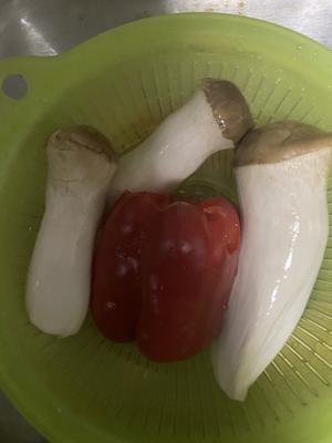 杏鲍菇炒红椒的做法 步骤1