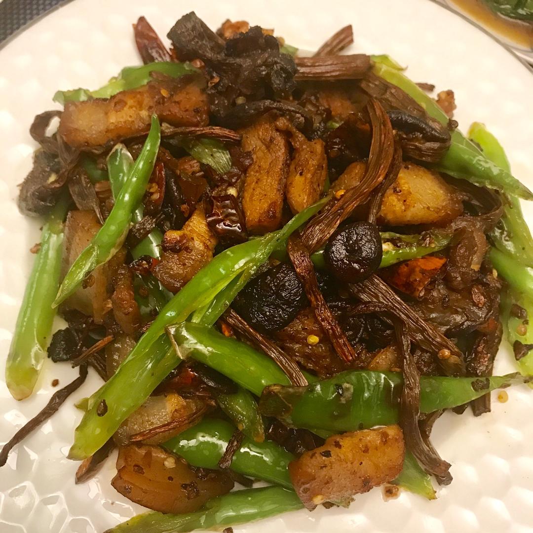 五花肉干锅茶树菇